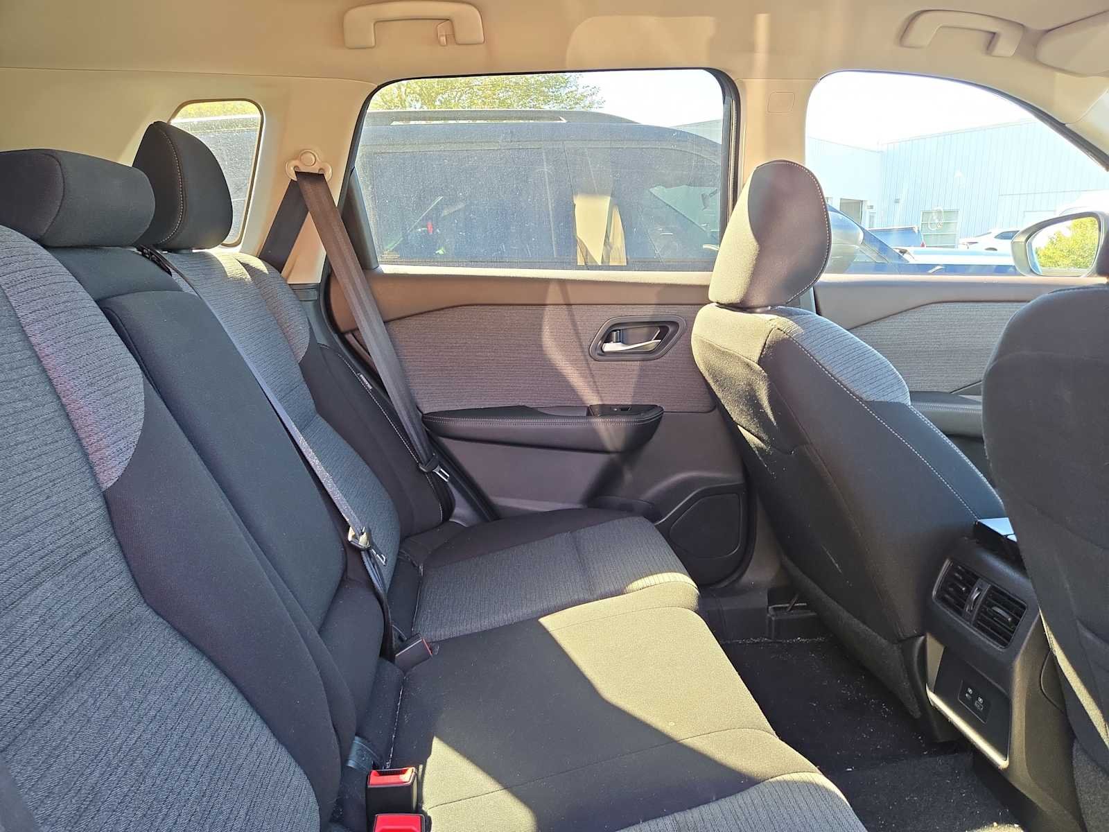 2023 Nissan Rogue SV photo 4