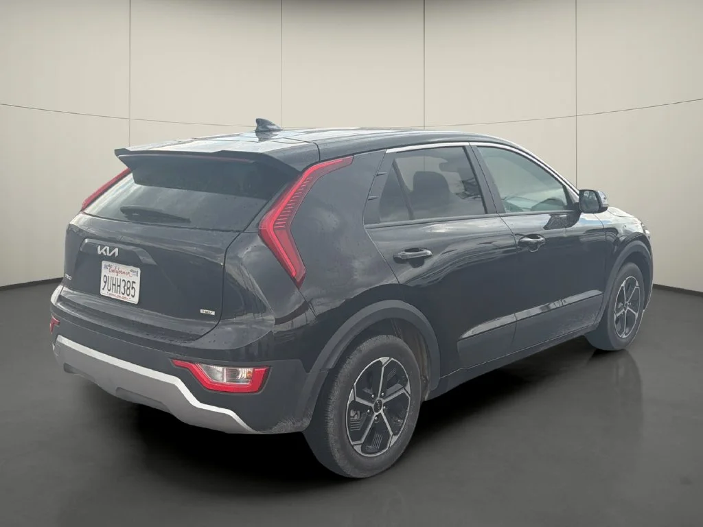 Used 2025 Black Kia LX image 7