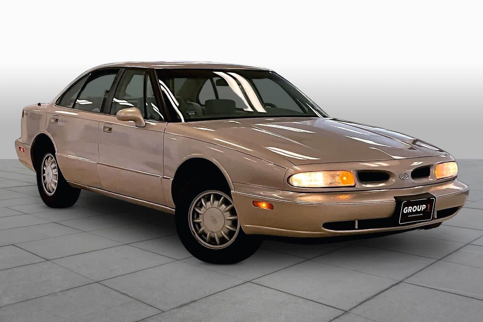 Used 1999 Champagne Oldsmobile  image 2