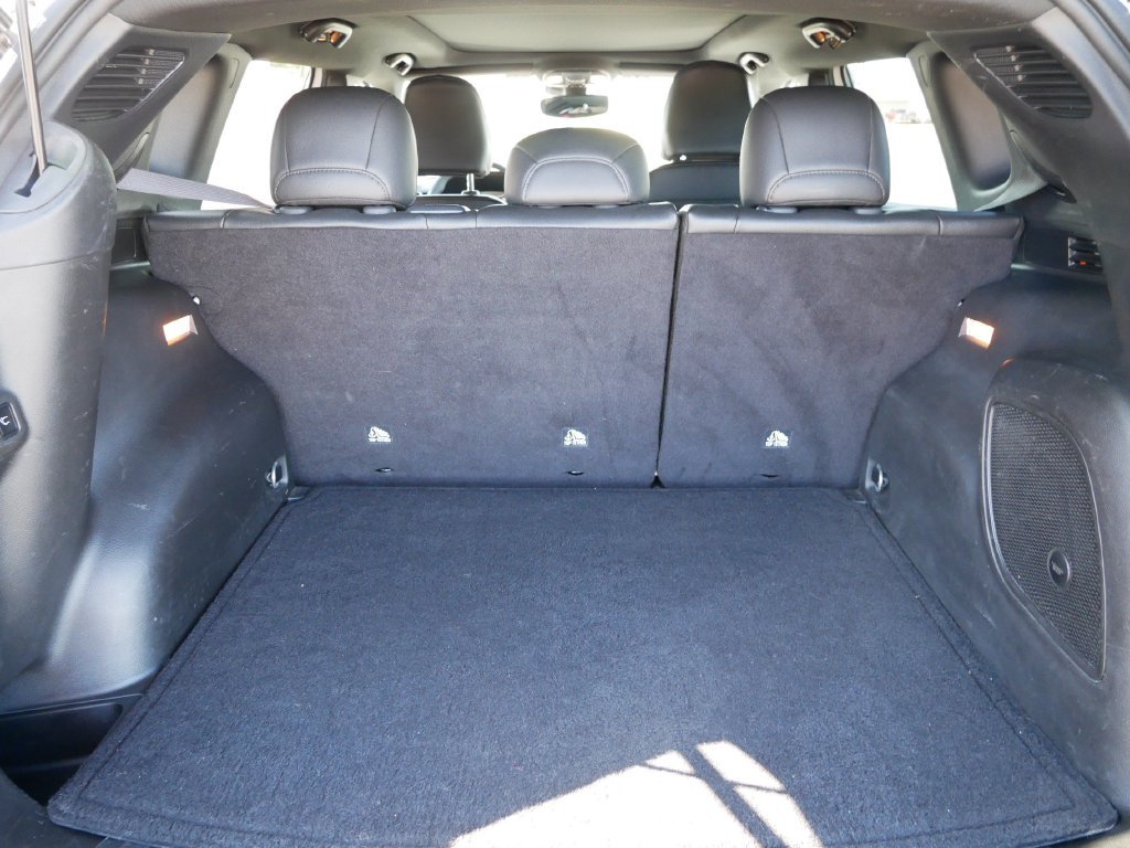 Certified Used 2025 Bright White Clearcoat Jeep Latitude image 10