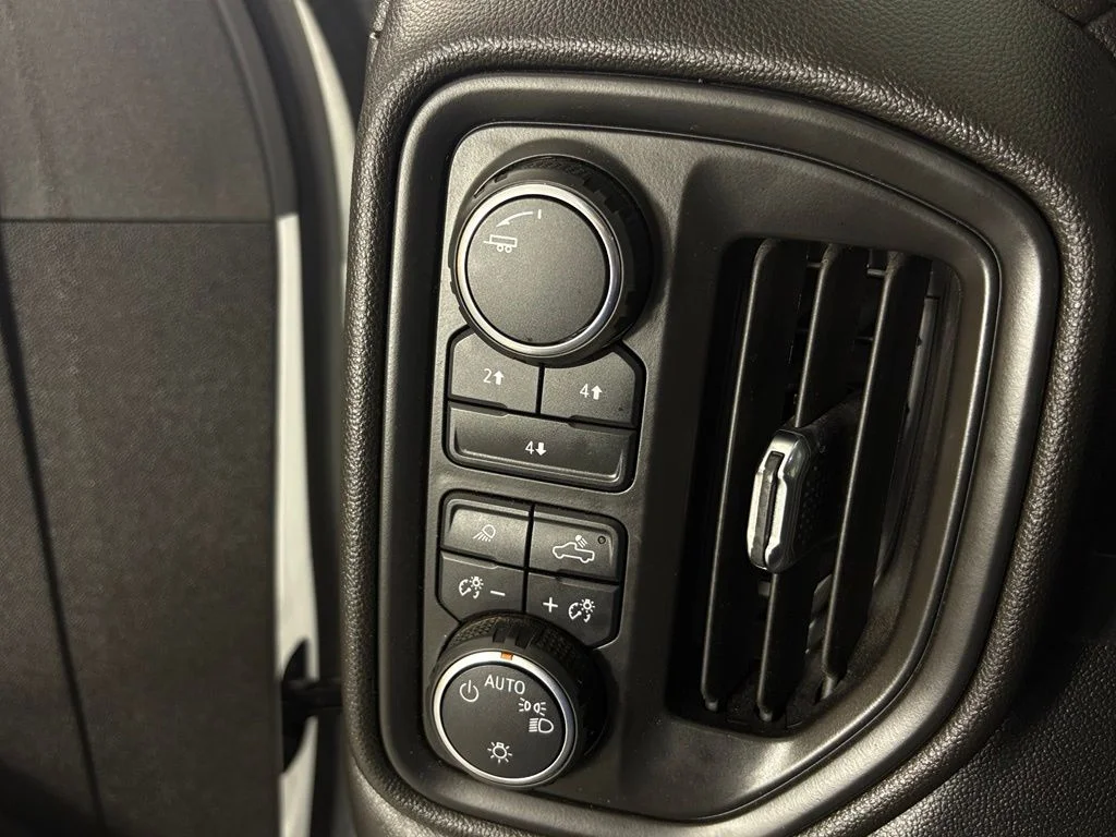 Used 2024 White Chevrolet Custom image 21