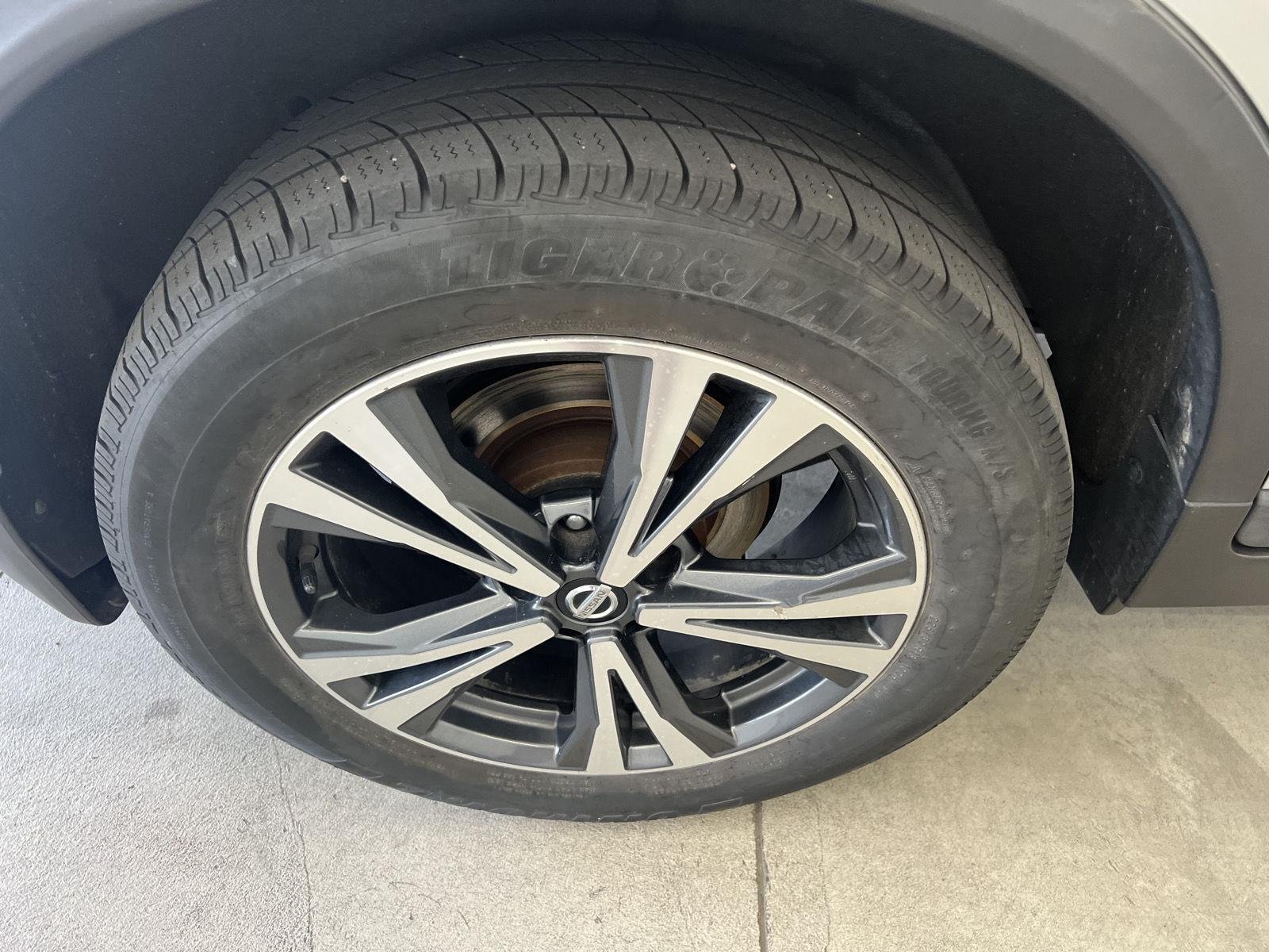 Used 2017 Brilliant Silver Nissan SL image 16