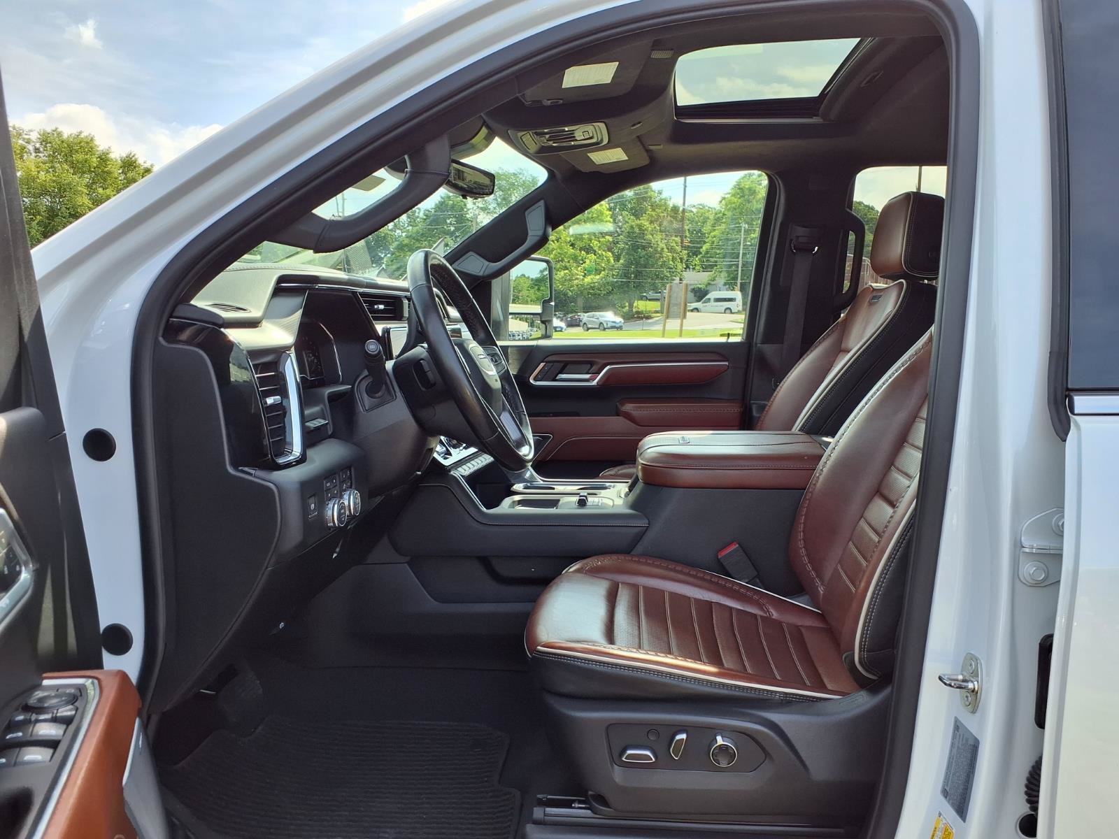 Used 2024 White Frost Tricoat GMC Denali Ultimate image 29