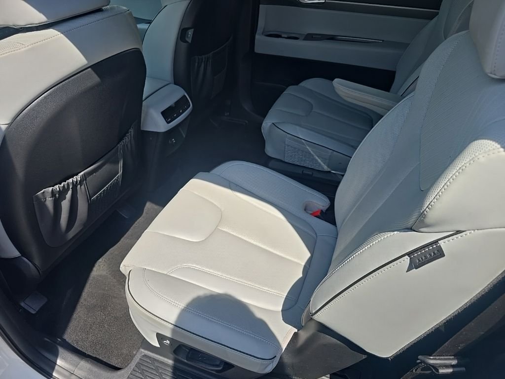 Used 2024 White Hyundai SEL image 12