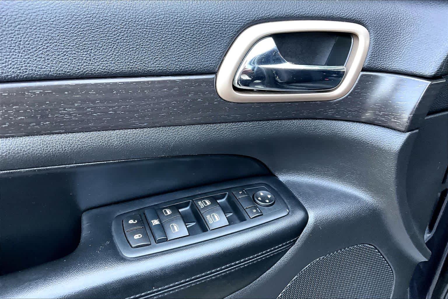 Used 2016 Maximum Steel Metallic Clearcoat Jeep Laredo image 30