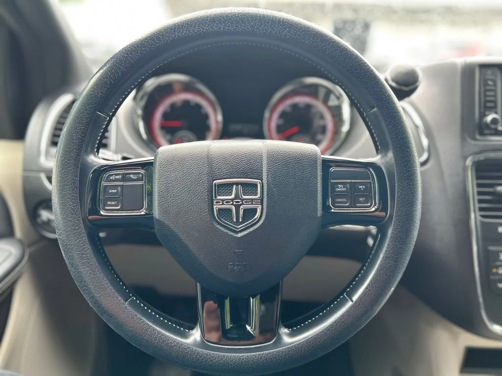 Used 2019 Gray Dodge SXT image 9