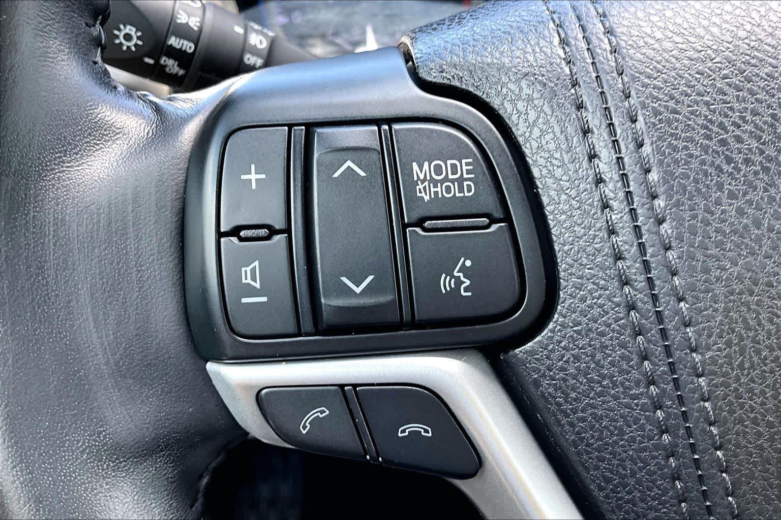 Used 2018 Celestial Silver Metallic Toyota XLE image 24