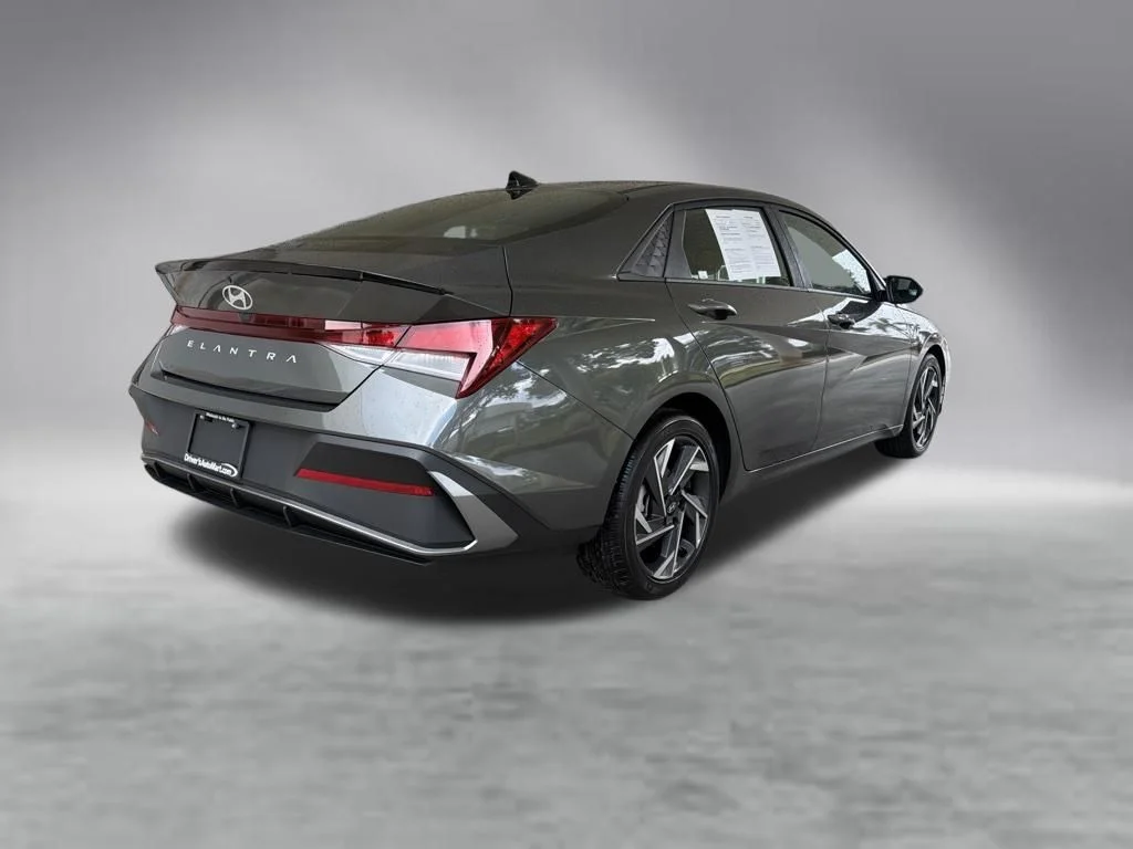 Used 2025 Gray Hyundai SEL Sport image 4
