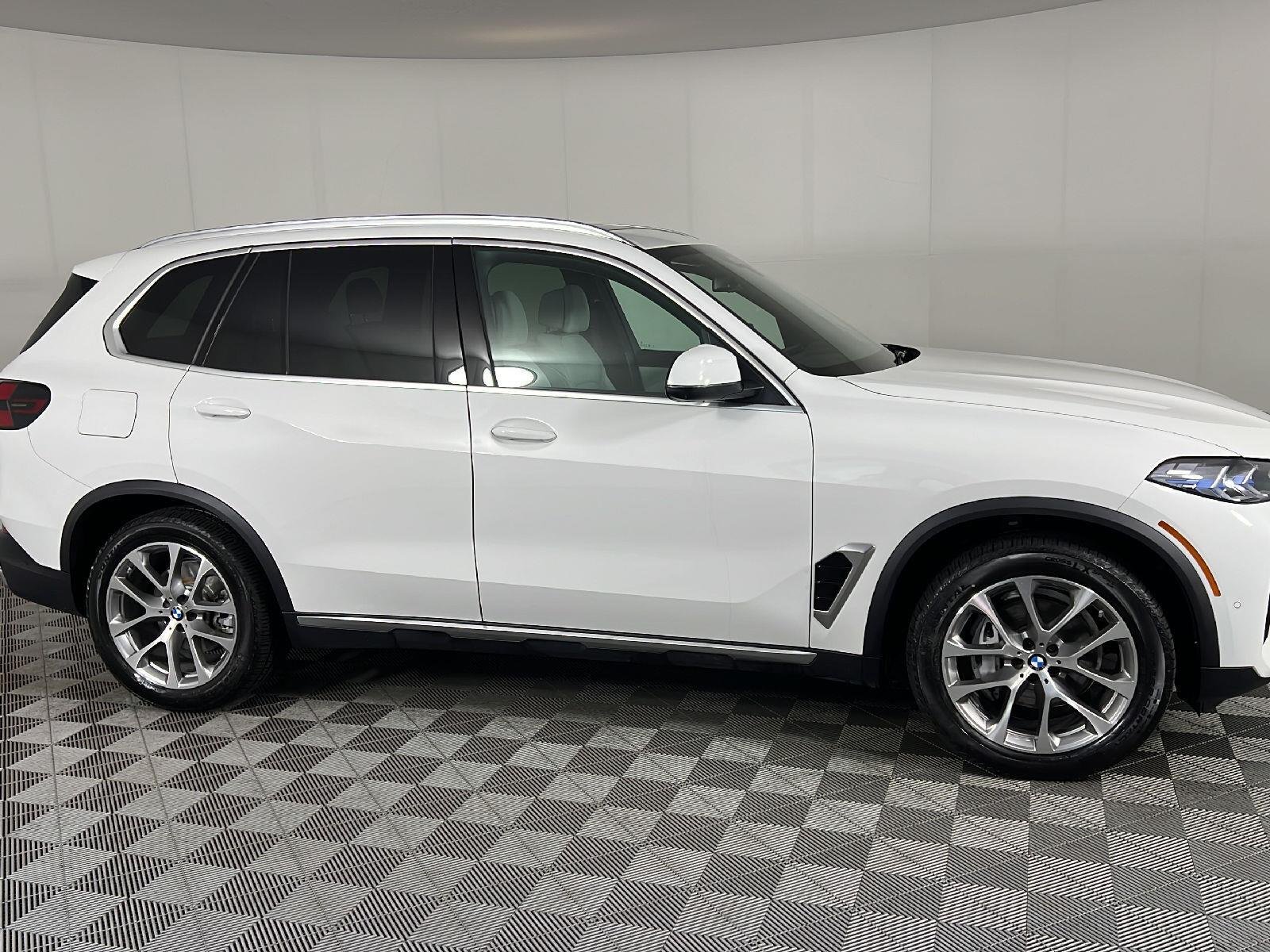 New 2026 Alpine White BMW xDrive40i image 3