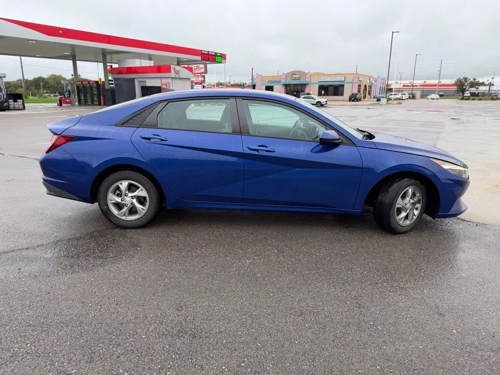 Used 2021 Hyundai Elantra SE with VIN 5NPLL4AG4MH049752 for sale in Newton, KS