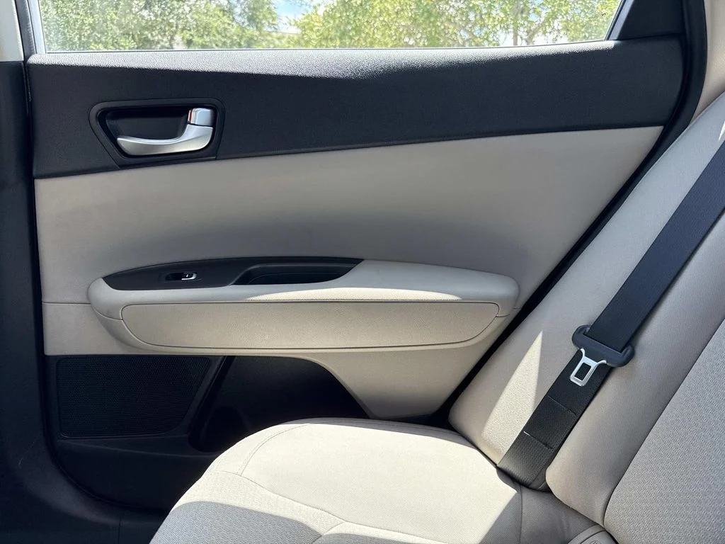 Used 2018 White Kia LX image 19