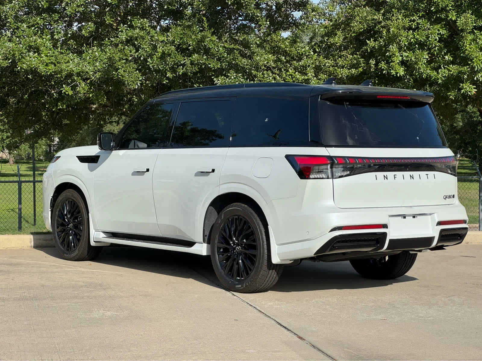 New 2027 2T RADIANT WHIT INFINITI Autograph 4WD image 4