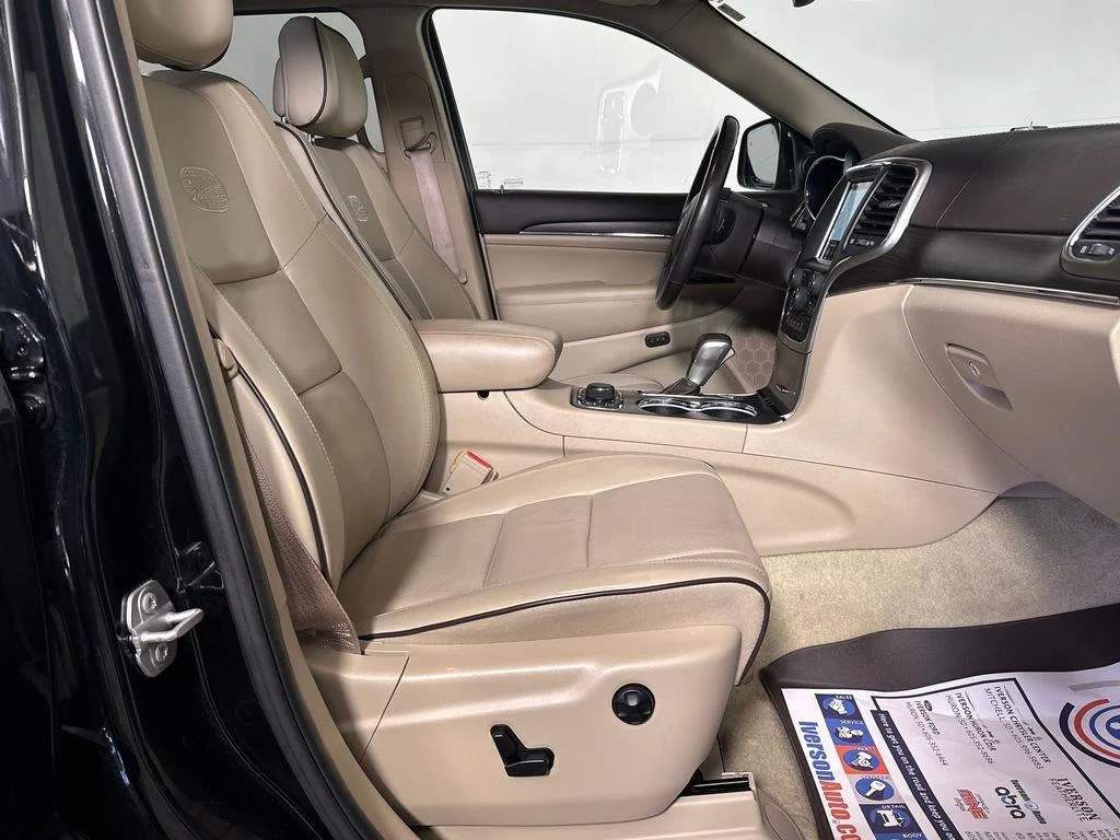 Used 2018 Diamond Black Crystal Pearlcoat Jeep Overland image 32