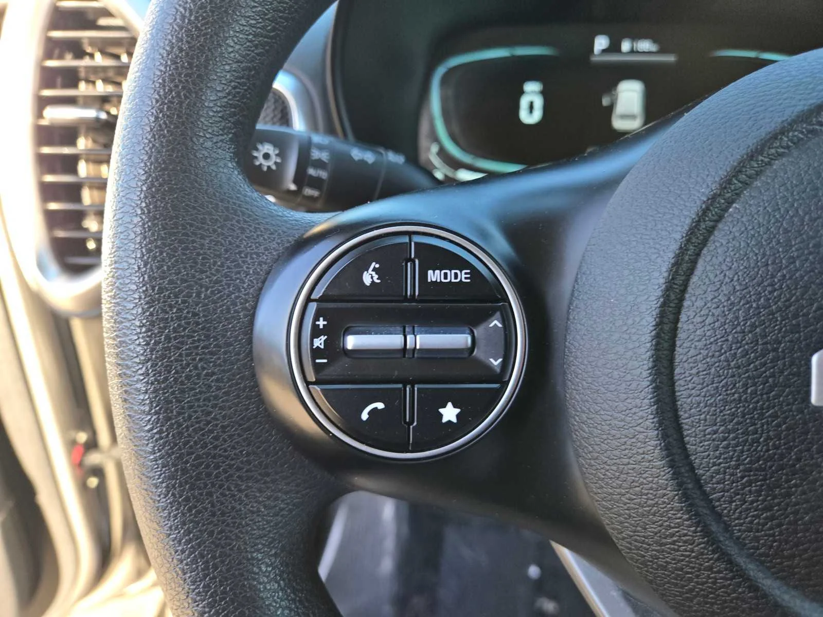 Used 2025  Kia LX image 23
