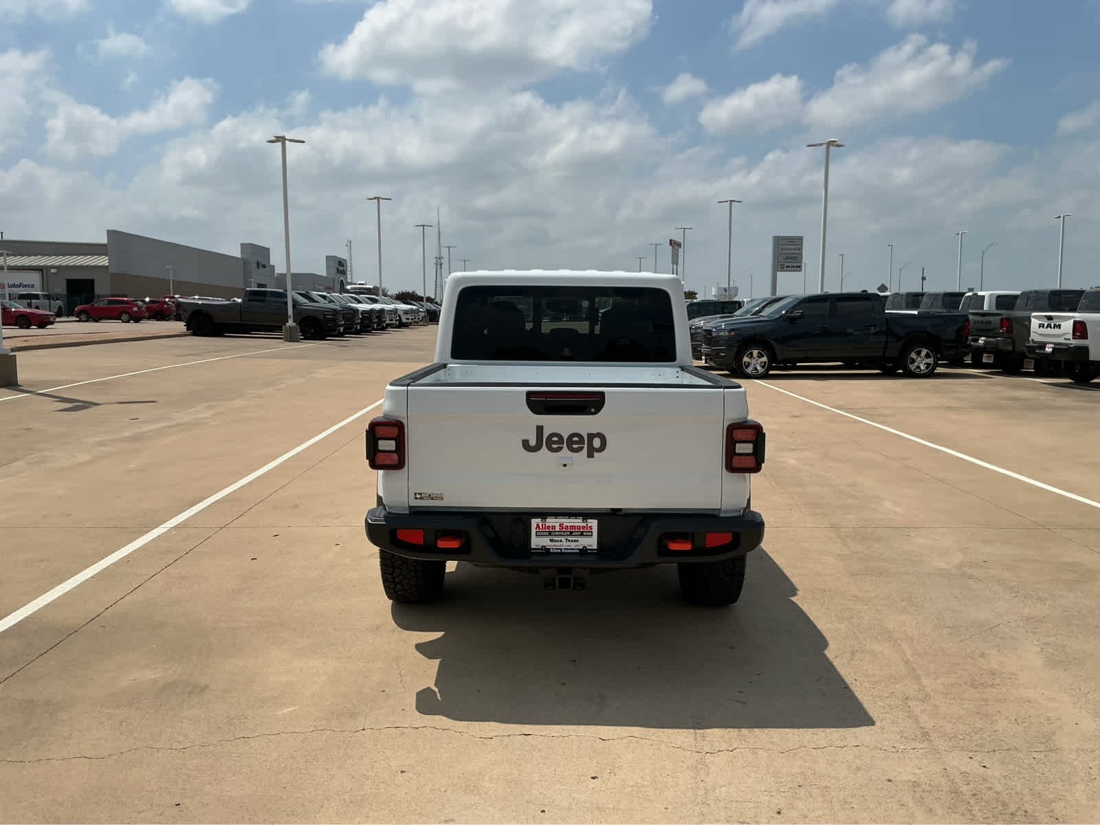 New 2026 Bright White Clear-Coat Exterior Paint Jeep Mojave image 9