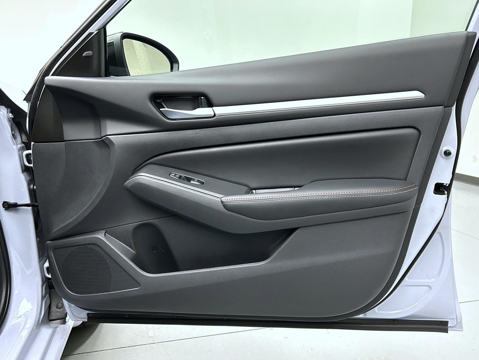 New 2026 Gray Sky Pearl / Super Black Two-tone Nissan 2.5 SR image 16