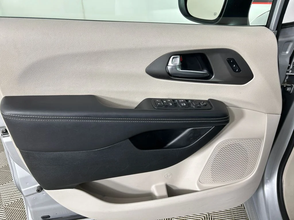 Used 2023 Silver Chrysler Touring L image 11