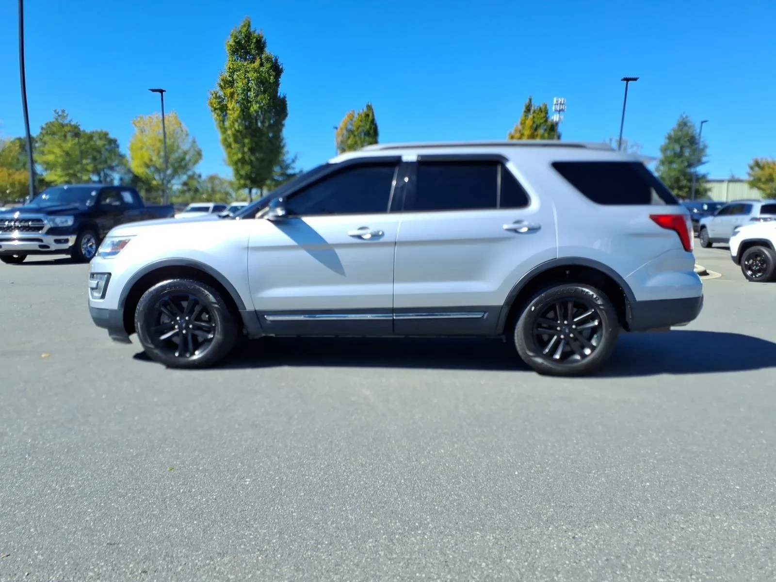 Used 2017 Ingot Silver Ford XLT image 3