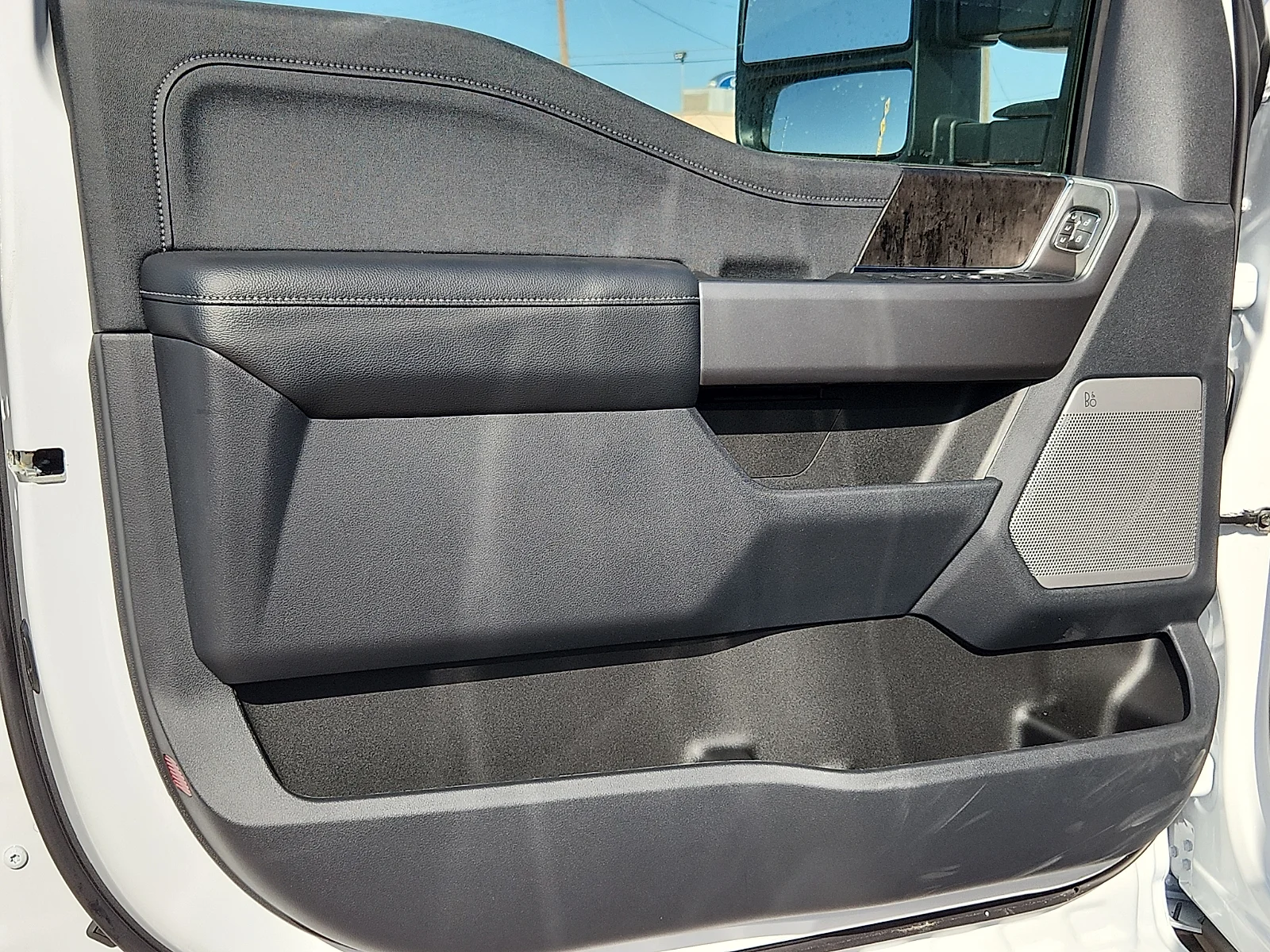 New 2027 Oxford White Ford Lariat image 14