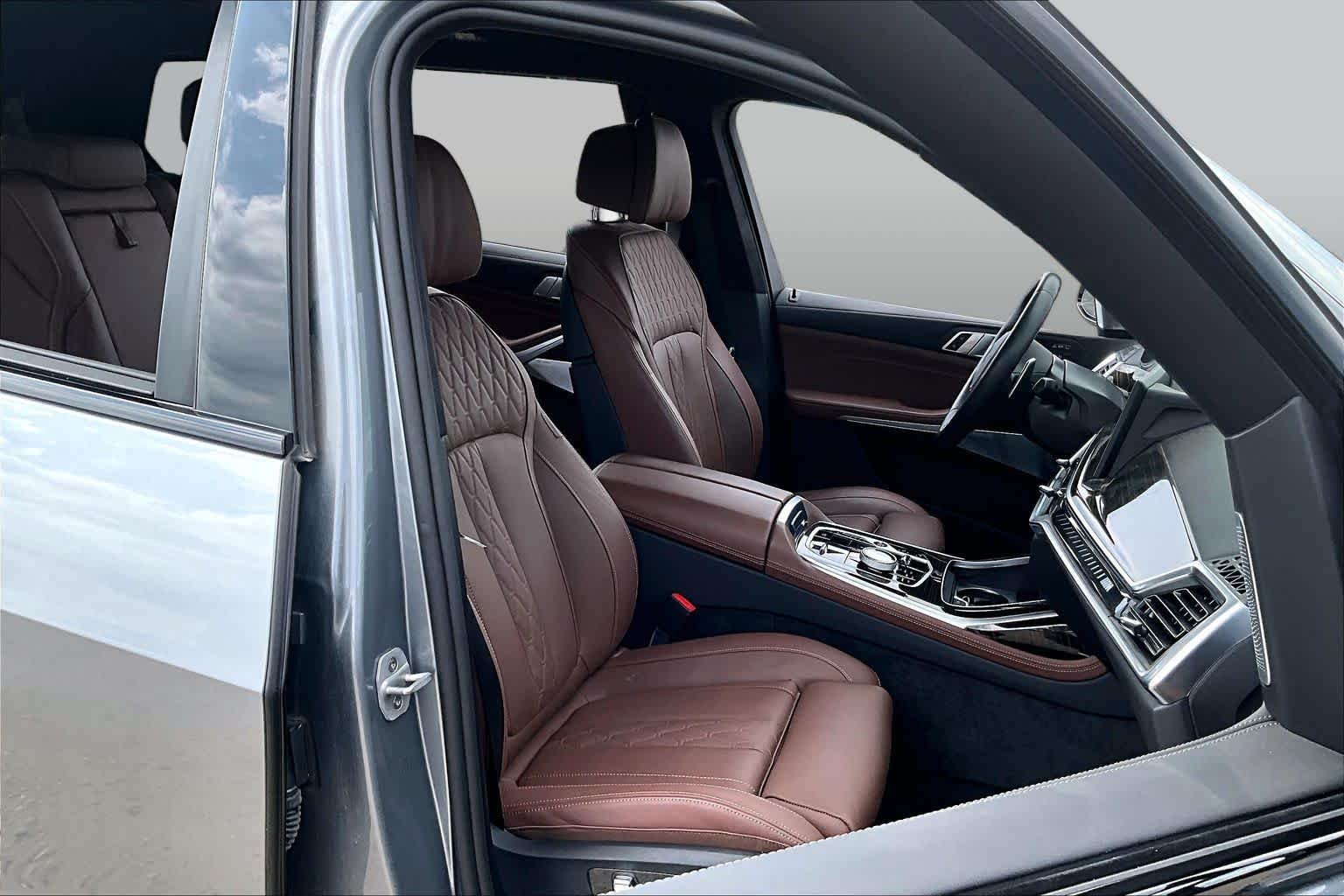 Used 2026 Skyscraper Grey Metallic BMW M60i image 7