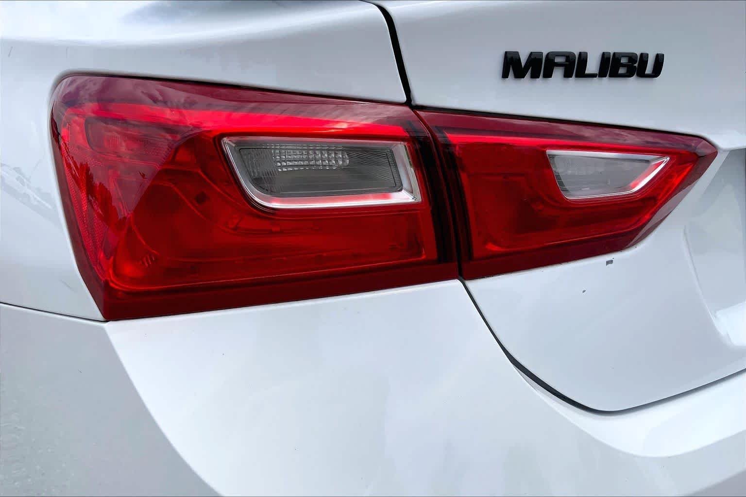 Used 2022 Summit White Chevrolet RS image 28