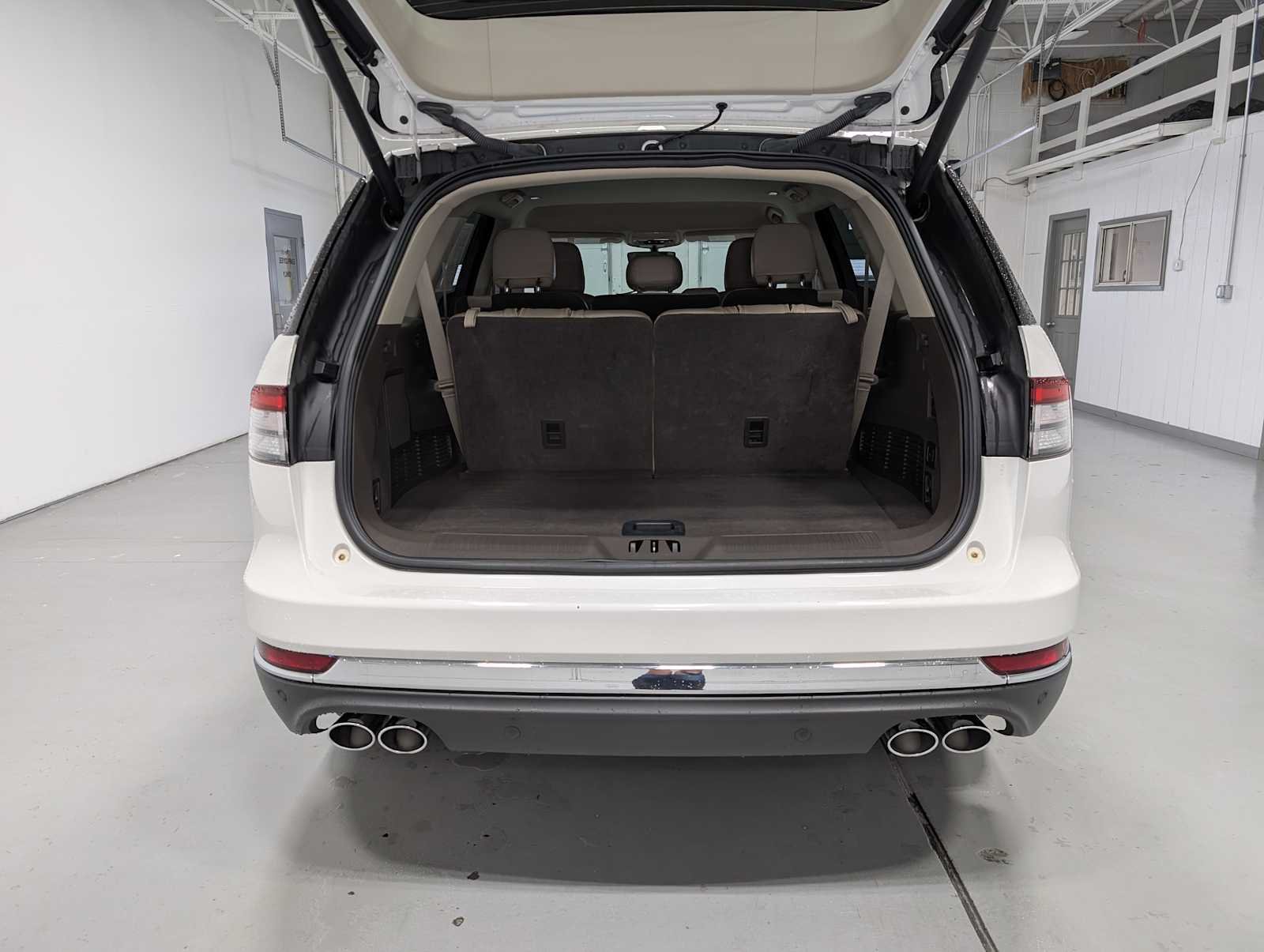 Used 2023 Pristine White Lincoln Standard image 38