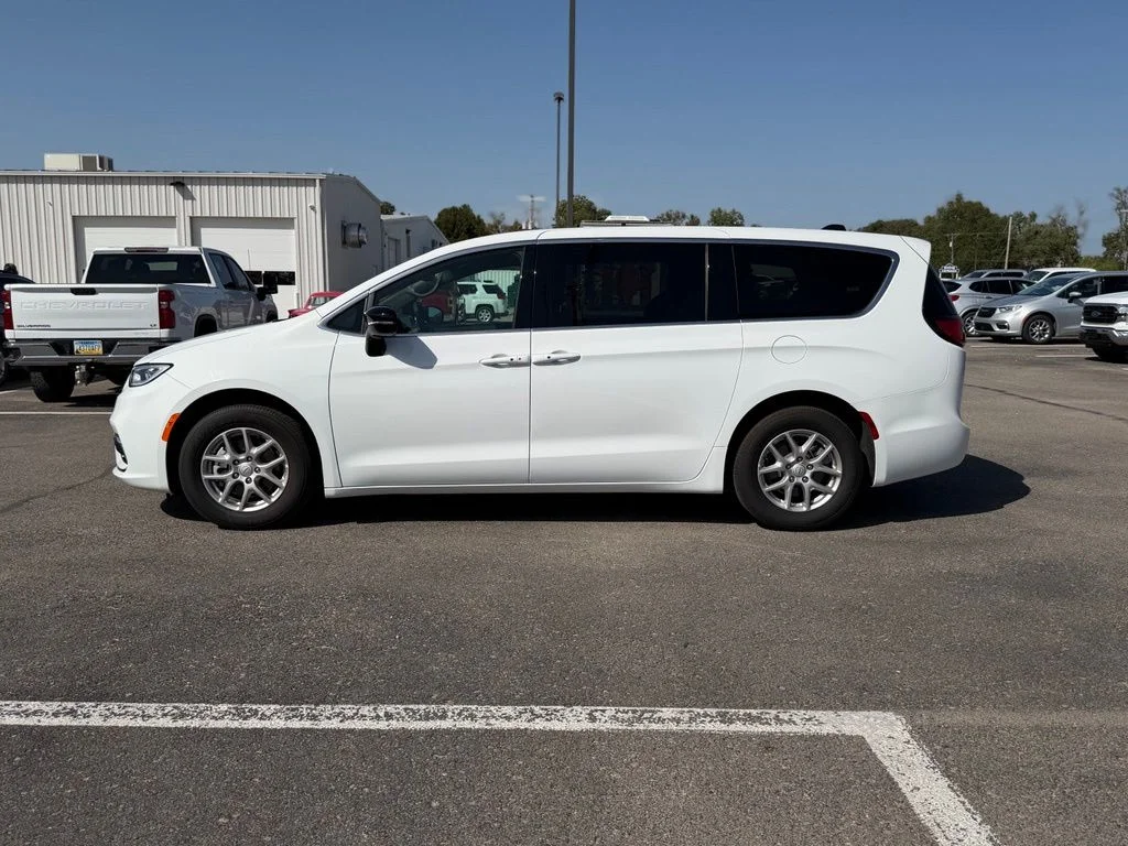 Used 2025 White Chrysler Select image 6