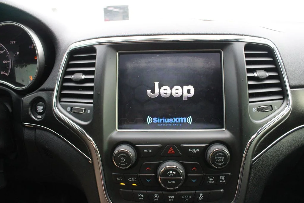 Used 2018 Silver Jeep Limited image 17