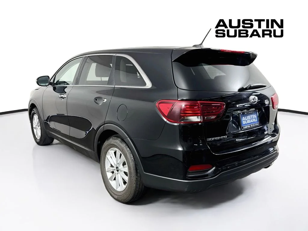 Used 2019 Black Kia L image 5