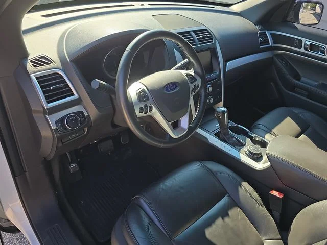 Used 2015 White Platinum Clearcoat Metallic Ford XLT image 16