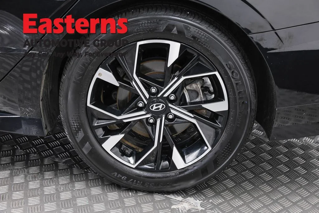 Used 2025 Black Hyundai SEL image 34