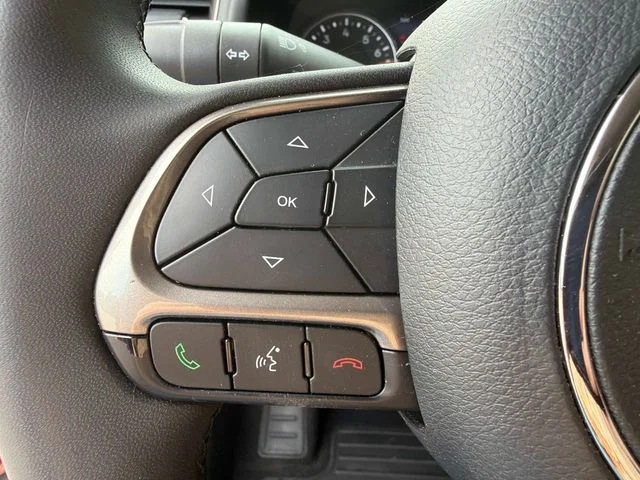 Used 2022 Red Jeep Latitude image 27