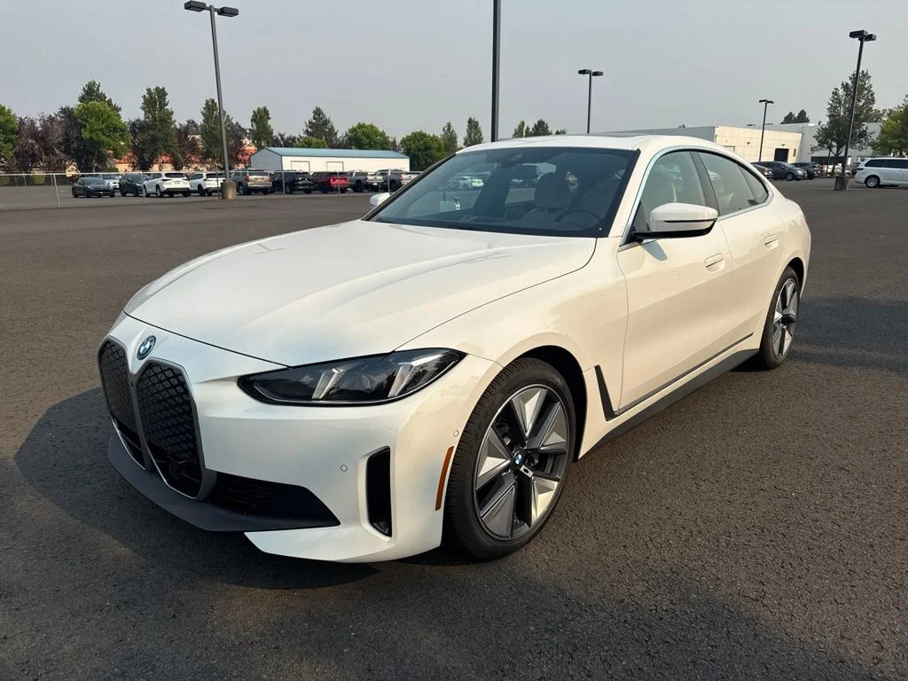 Used 2025 Alpine White BMW xDrive40 image 3