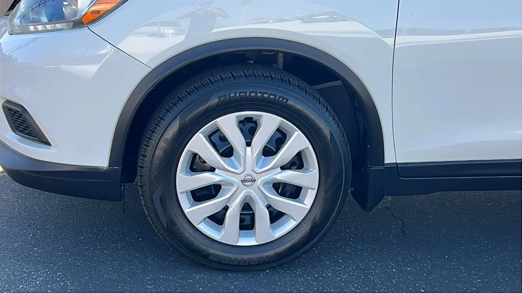 Used 2016 Glacier White Nissan S image 7