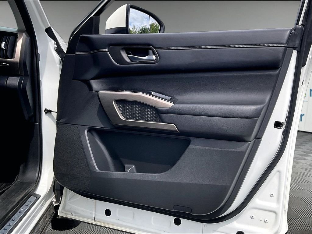 Used 2023 Pearl White Tricoat Nissan Platinum image 11