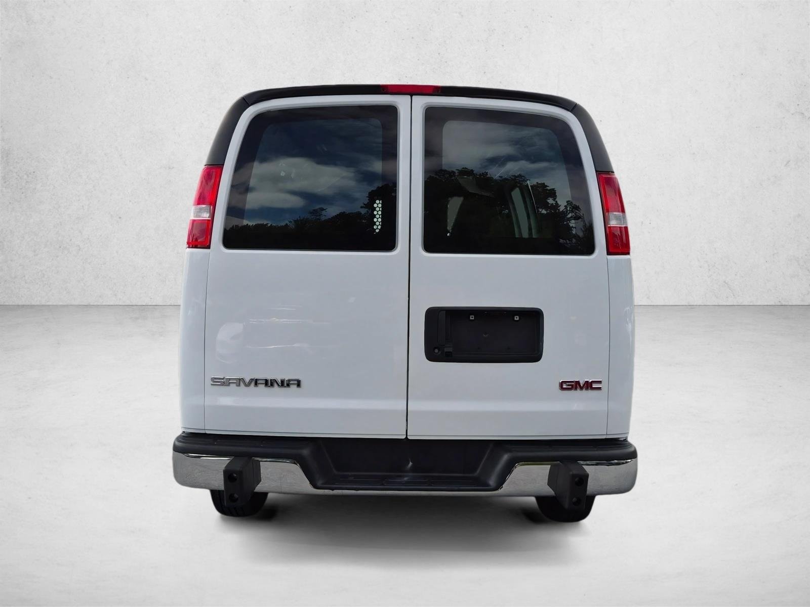 Used 2025 Summit White GMC  image 8