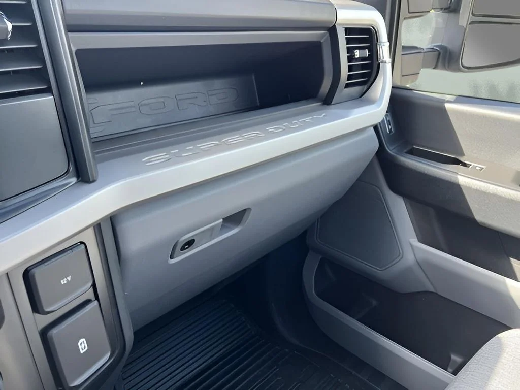 Used 2025 White Ford XL image 34