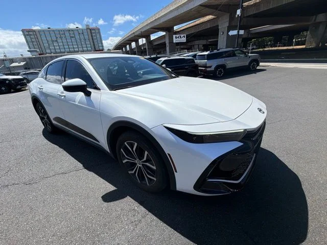 Used 2023 White Toyota XLE image 3
