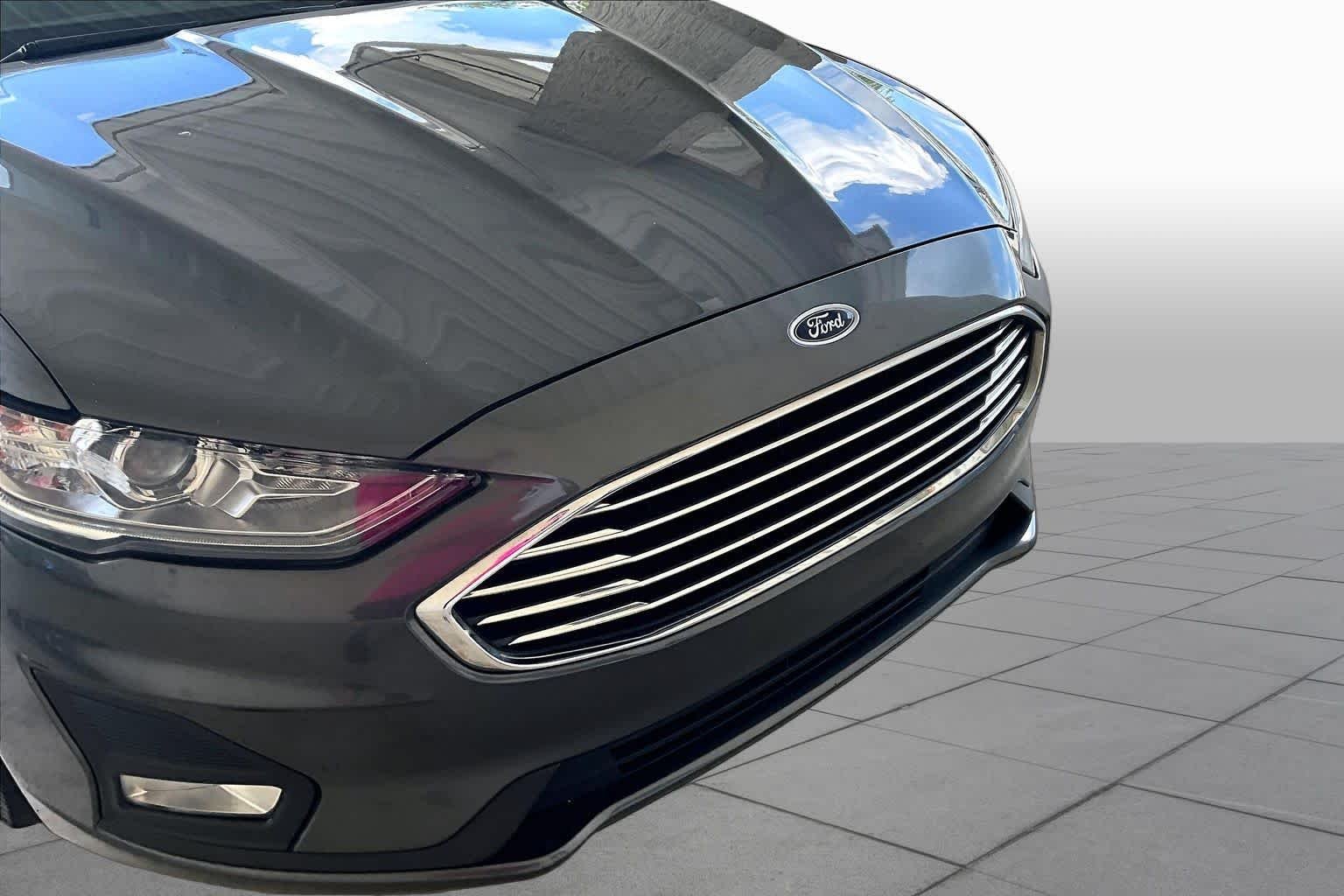 Used 2019 Magnetic Metallic Ford SE image 28