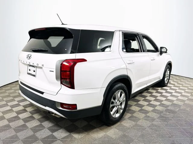 Certified Used 2022 White Hyundai SE image 3