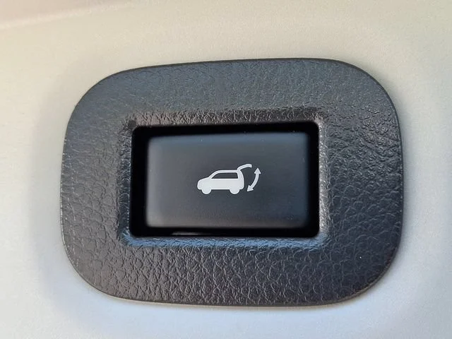 Used 2016 Red Nissan SL image 31