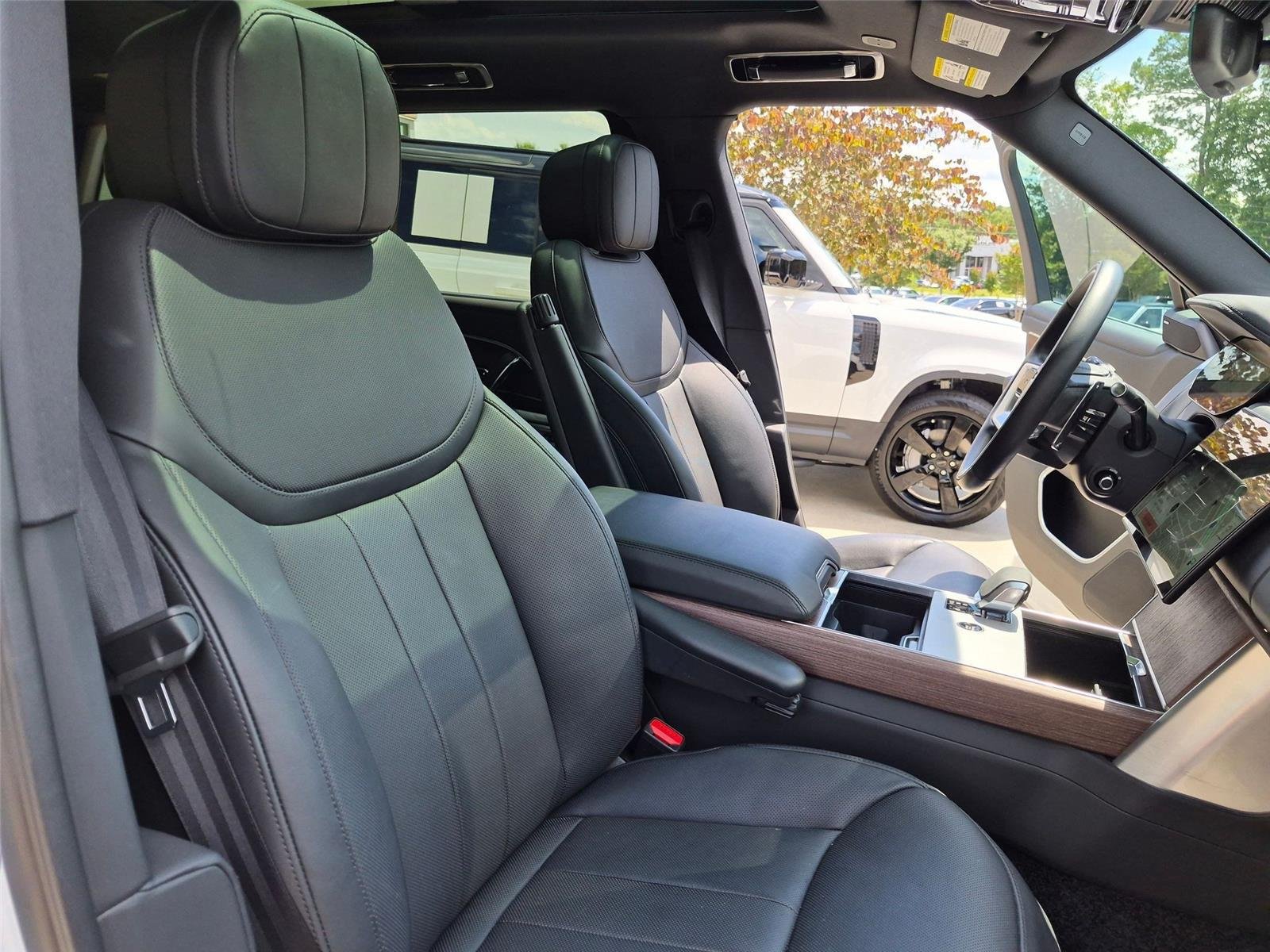 Used 2025 Fuji White Land Rover SE image 33