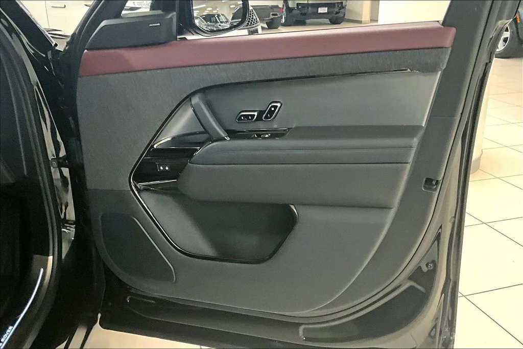 Used 2023 Black Land Rover SE Dynamic image 19