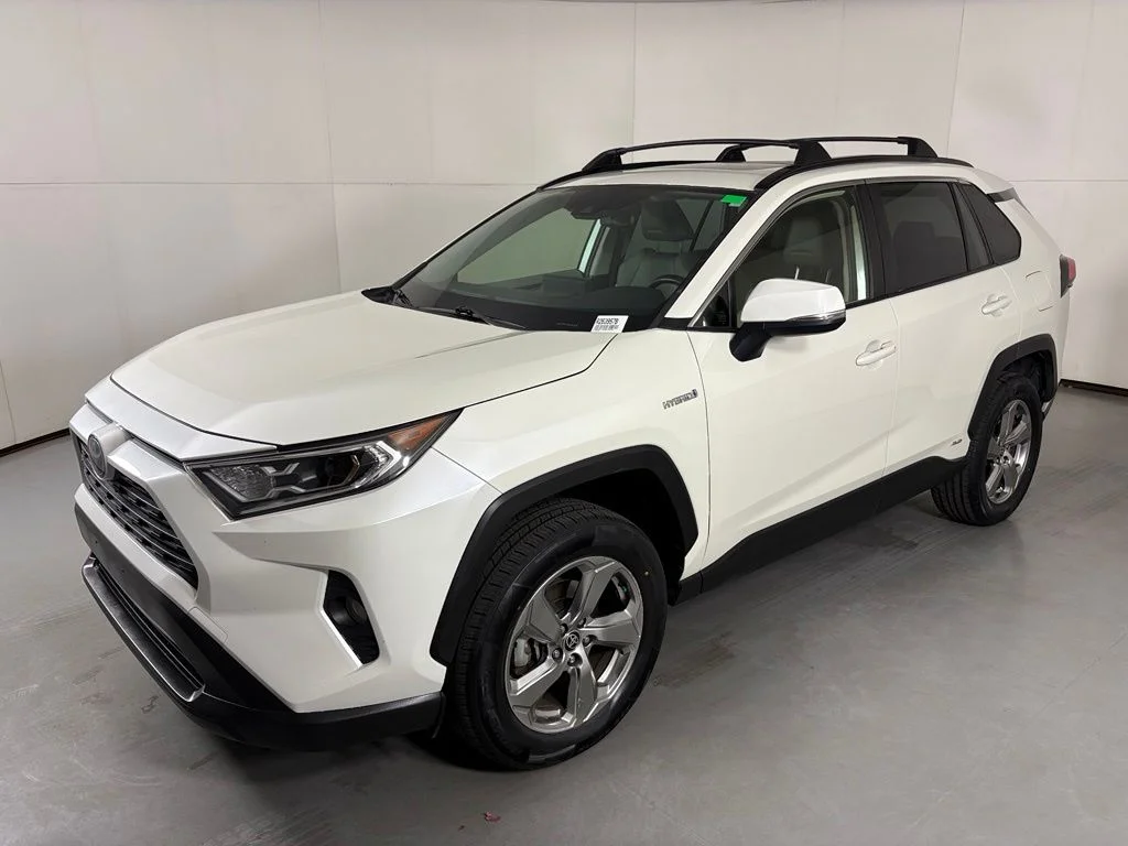 Used 2021 White Toyota XLE Premium image 4