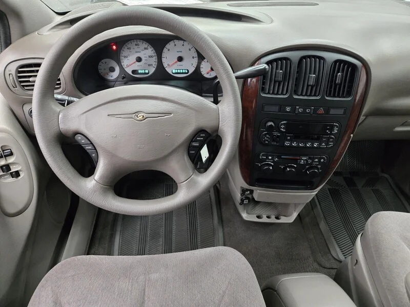 Used 2003 Silver Chrysler LX image 9