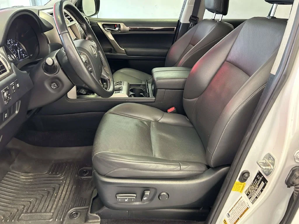 Used 2018 White Lexus 460 image 16