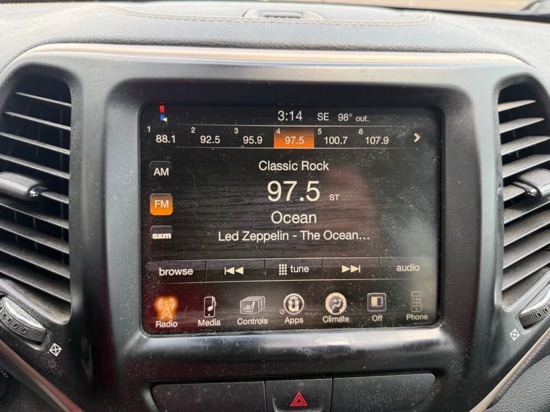 Used 2017 Black Jeep Latitude image 12