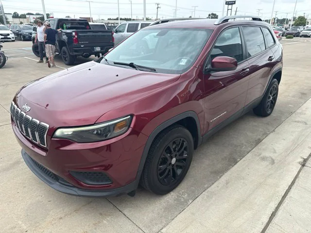 Used 2020 Red Jeep Latitude image 12