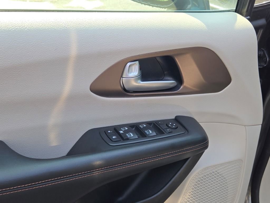 Used 2018 Gray Chrysler Touring L Plus image 21