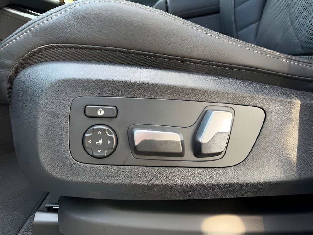 New 2026 Mineral White Metallic BMW xDrive40i image 11